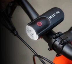 Sigma Sport AURA 30 Fietsverlichting Set - Led Koplamp 30 Lux - CURVE Achterlicht - Inclusief Batterijen -Fietsenwinkel 1200x1062