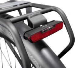 AXA Juno Battery - Fiets Achterlicht - LED Fietsverlichting Op Batterij - Auto Off Systeem - 50 Mm - Rood -Fietsenwinkel 1200x1081