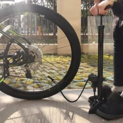 Matzwarte Fietspomp Met Drukmeter én Extra Ventielen - Multifunctioneel Mondstuk – Schrader En Presta – Aluminium Lichtgewicht Vloerpomp – Ballenpomp/ Scooterpomp/ Autobandenpomp -Fietsenwinkel 1200x1200 607