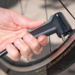 BBB Cycling AirSteel Fietspomp Met Drukmeter - Fiets Pomp Racefiets En Mountainbike - Voetpomp Extra Lang 11 Bar - Geel - BFP-27 -Fietsenwinkel 1200x1200 615