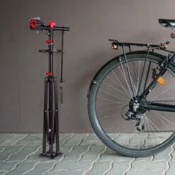 LifeGoods Fiets Montagestandaard - Fietsreparatie Racefiets / MTB - Incl. Stuurhouder - Zwart/Rood -Fietsenwinkel 1200x1200 697