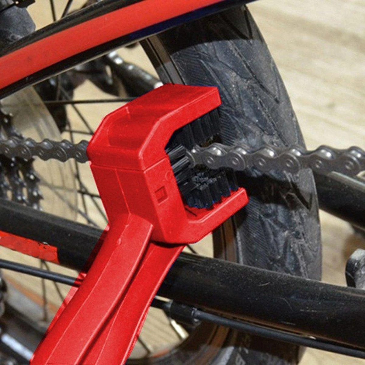 Merkloos Kettingborstel Voor Fiets, Motor En Snorfiets - Fietsketting Reiniger / Schoonmaak / Onderhoud - Fiets Ketting Schoonmaken - Fietsborstel - Borstel – Universeel – Rood 2 Merkloos Kettingborstel Voor Fiets, Motor En Snorfiets - Fietsketting Reiniger / Schoonmaak / Onderhoud - Fiets Ketting Schoonmaken - Fietsborstel - Borstel – Universeel – Rood - Afbeelding 2