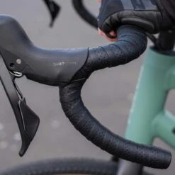 BBB Cycling SpeedRibbon Stuurtape - MicroFiber - Stuurlint Racefiets - Met Ventilatie - Zwart - 2 Rollen - BHT-12 9 BBB Cycling SpeedRibbon Stuurtape - MicroFiber - Stuurlint Racefiets - Met Ventilatie - Zwart - 2 Rollen - BHT-12 -Fietsenwinkel 1200x1200 859