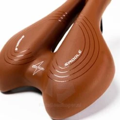 Voltano Sport Trekking Fietszadel - Comfortabel Gel Zadel - Met Uitsparing - Inclusief Zadelstrop - 100% Waterdicht - Unisex - Bruin -Fietsenwinkel 1200x1200 939