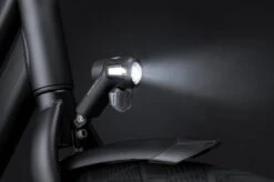 AXA Nox Sport 12 Lux - Fietslamp Voorlicht - LED Koplamp - Fietsverlichting Op Batterij - Zwart -Fietsenwinkel 1200x799 12