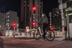 AXA Juno Battery - Fiets Achterlicht - LED Fietsverlichting Op Batterij - Auto Off Systeem - 50 Mm - Rood -Fietsenwinkel 1200x800 162