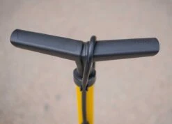 BBB Cycling AirSteel Fietspomp Met Drukmeter - Fiets Pomp Racefiets En Mountainbike - Voetpomp Extra Lang 11 Bar - Geel - BFP-27 -Fietsenwinkel 1200x863