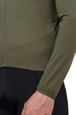 AGU Thermo Fietsshirt Lange Mouwen Essential Heren - Army Green - XL 17 AGU Thermo Fietsshirt Lange Mouwen Essential Heren - Army Green - XL -Fietsenwinkel 794x1200 1