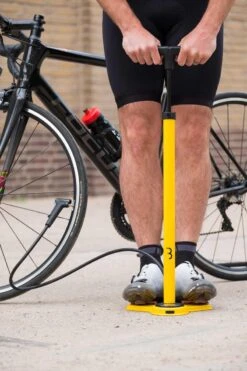 BBB Cycling AirSteel Fietspomp Met Drukmeter - Fiets Pomp Racefiets En Mountainbike - Voetpomp Extra Lang 11 Bar - Geel - BFP-27 -Fietsenwinkel 800x1200 52