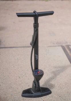 BBB Cycling AirWave Fietspomp Met Drukmeter - Fiets Pomp Racefiets En Mountainbike - Voetpomp Fiets 9 Bar - Zwart - BFP-20 -Fietsenwinkel 841x1200