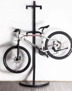 Merkloos Decopatent® Staand Fietsenrek Om 2 Fietsen Op Te Hangen - Ophangen Van 2 Fietsen Boven Elkaar - Fietsrek Ophangsysteem - 220 Cm -Fietsenwinkel 954x1200